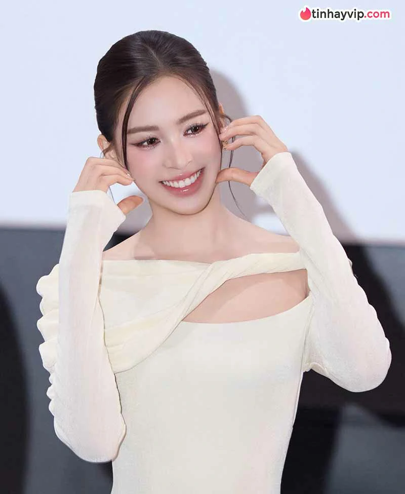 Trần Tiểu Vy diện đồ cạp trễ khoe dáng nuột tại Hội An