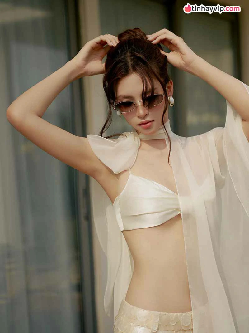 Trần Tiểu Vy diện đồ cạp trễ khoe dáng nuột tại Hội An