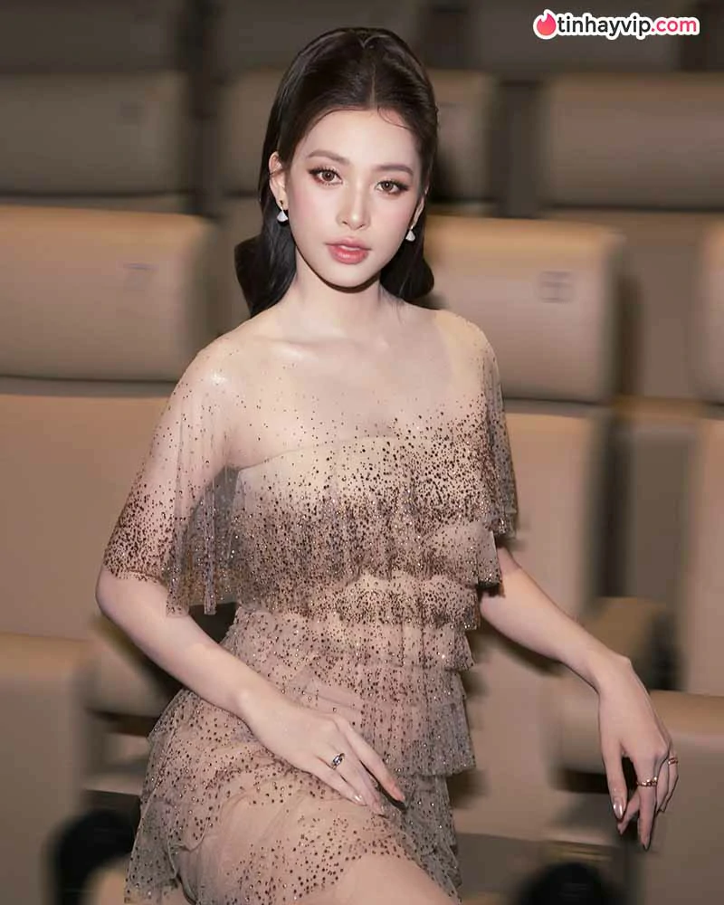 Trần Tiểu Vy diện đồ cạp trễ khoe dáng nuột tại Hội An