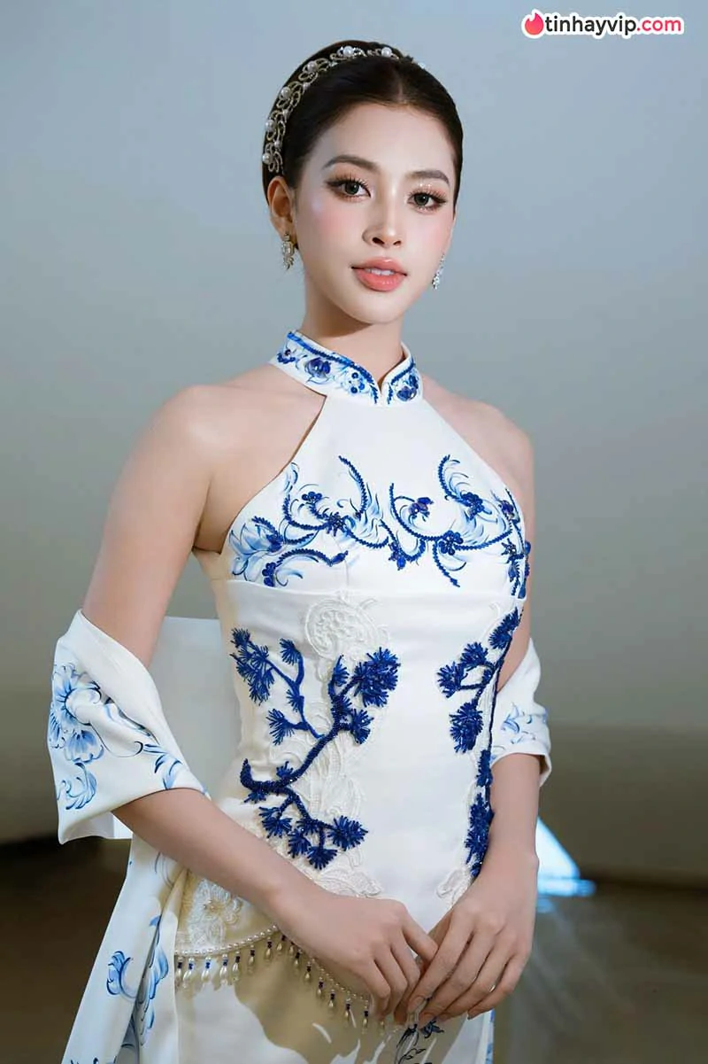 Trần Tiểu Vy diện đồ cạp trễ khoe dáng nuột tại Hội An
