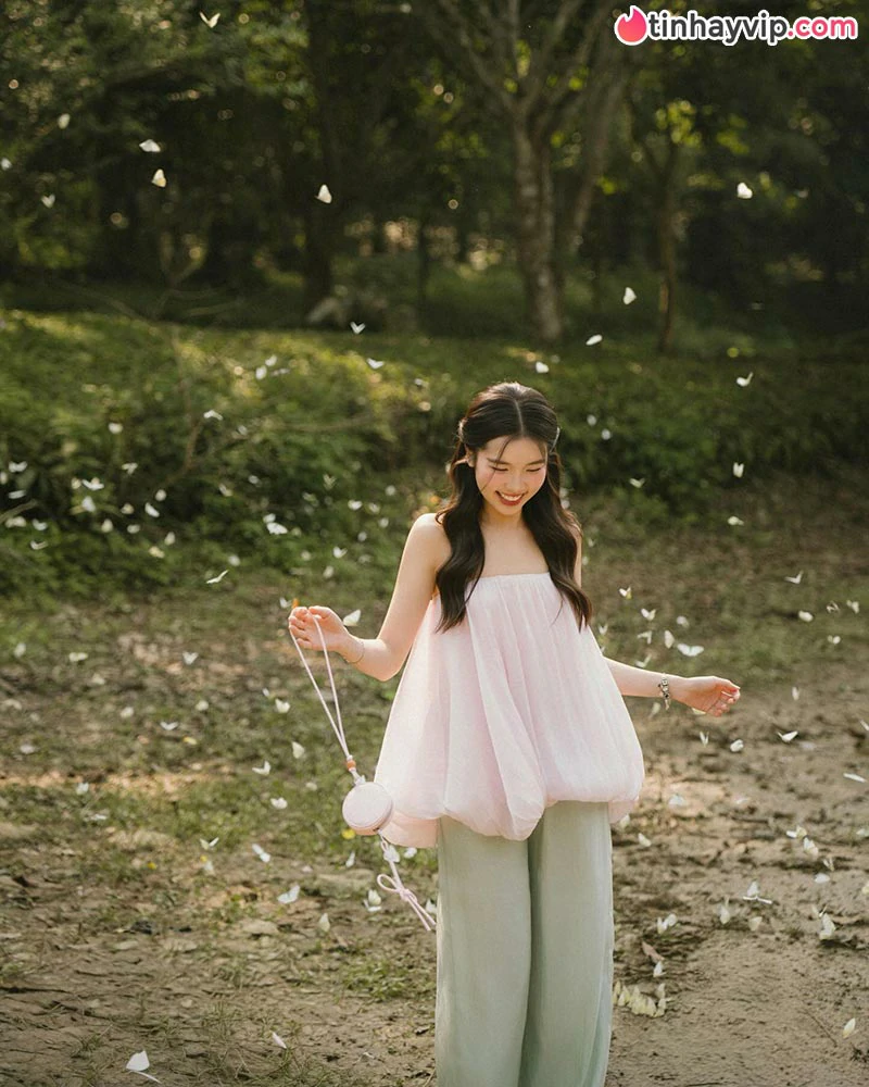 Trịnh Hà Vi khoe nhan sắc nàng thơ trong loạt ảnh mới khiến dân tình mê mẩn