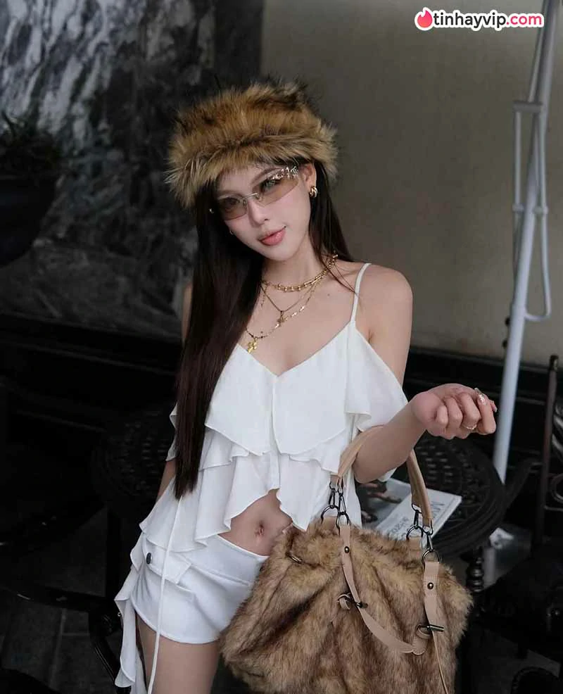 Wyn Anh khoe sắc vóc rạng rỡ trong bộ ảnh biển mới nhất
