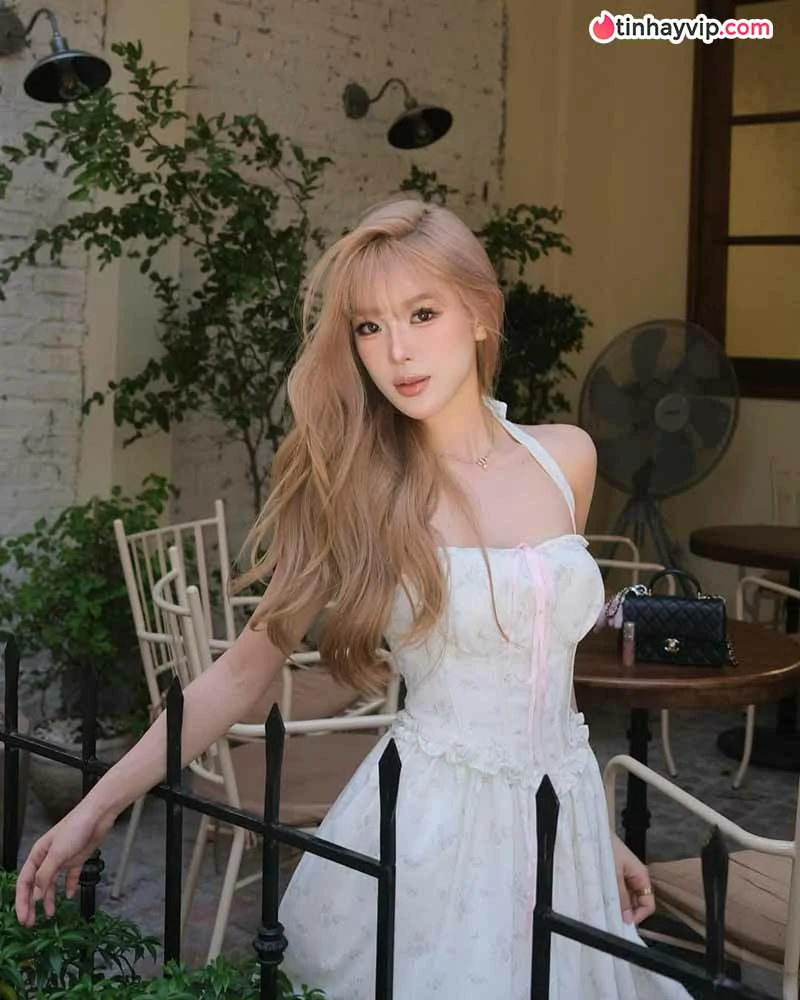 Wyn Anh khoe sắc vóc rạng rỡ trong bộ ảnh biển mới nhất