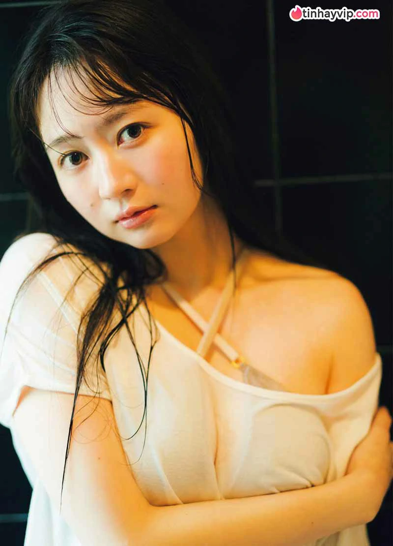 Yuna Ego gây chú ý với loạt ảnh áo tắm trên tạp chí