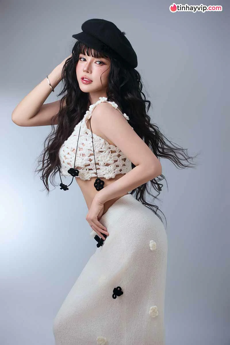 Aley Nguyen khoe ảnh bikini nóng bỏng giữa biển xanh