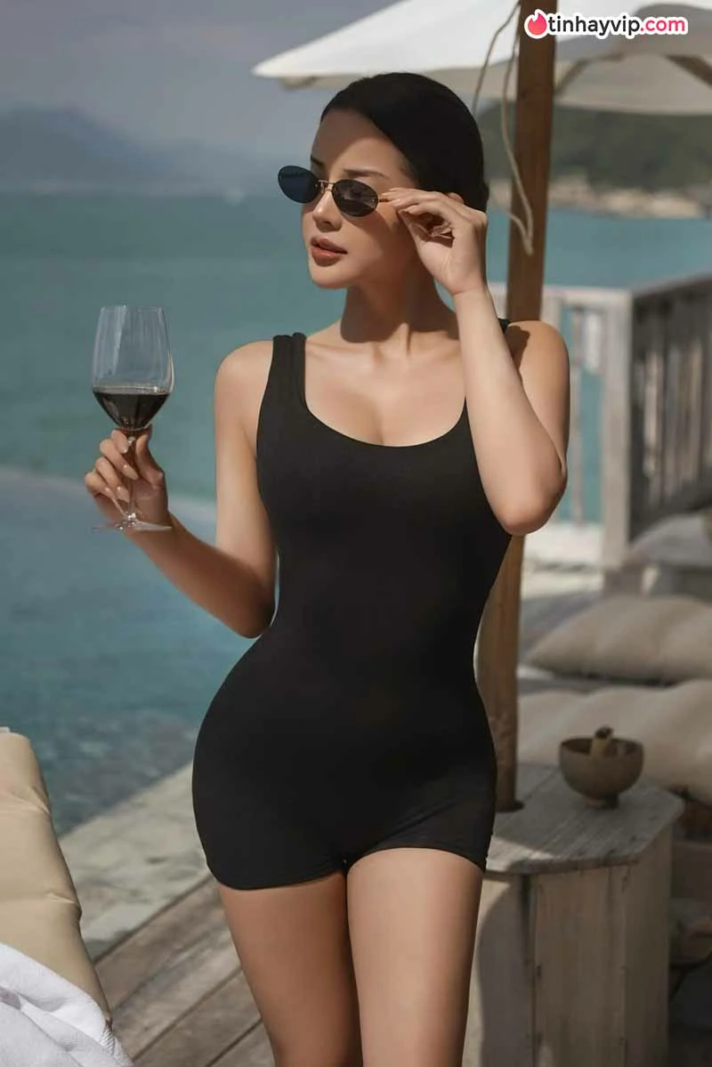 Aley Nguyen khoe ảnh bikini nóng bỏng giữa biển xanh