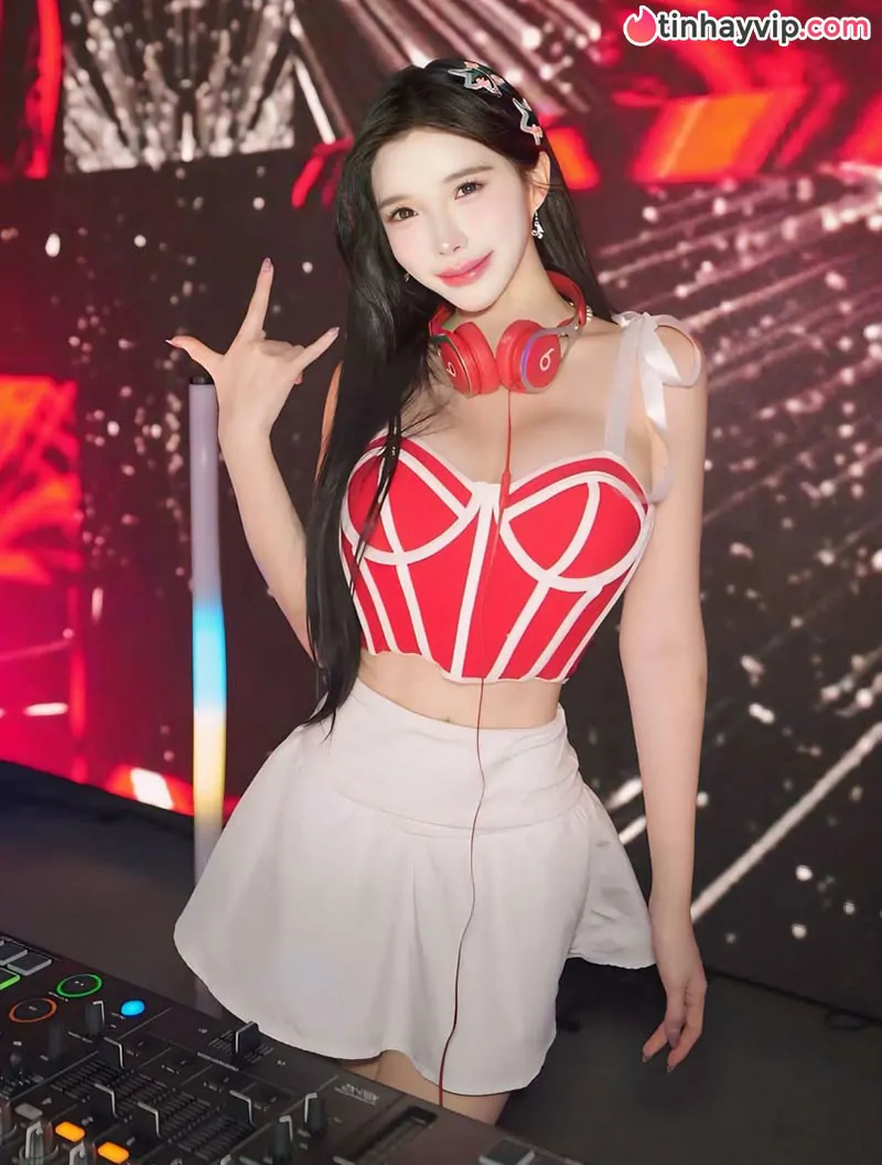 DJ Amber Na đổi gió với phong cách ngọt ngào khoe vóc dáng cuốn hút tại Úc