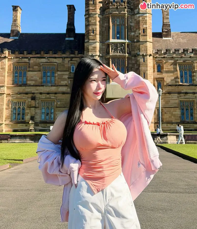 DJ Amber Na đổi gió với phong cách ngọt ngào khoe vóc dáng cuốn hút tại Úc