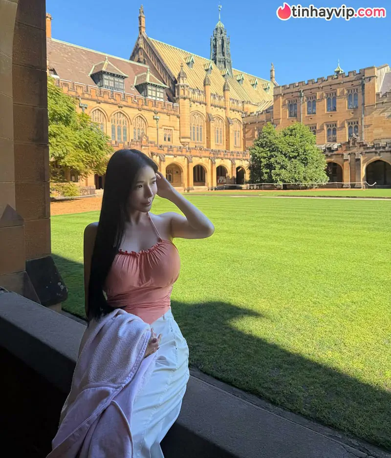 DJ Amber Na đổi gió với phong cách ngọt ngào khoe vóc dáng cuốn hút tại Úc