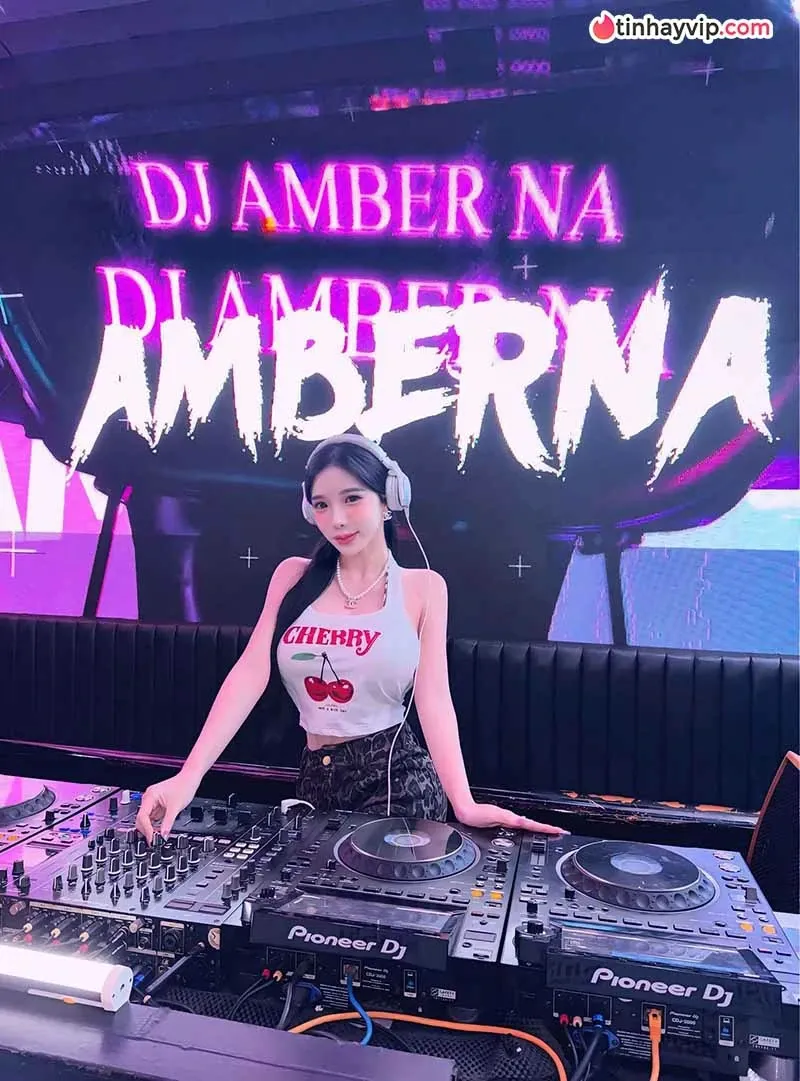 Amber Na nghỉ xả hơi tại Bali, khoe sắc vóc gợi cảm cuốn hút