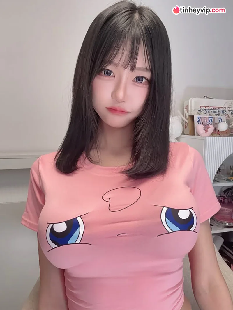 Cô nàng gái xinh ngực khủng sở hữu vòng 1 nảy nở đầy thu hút