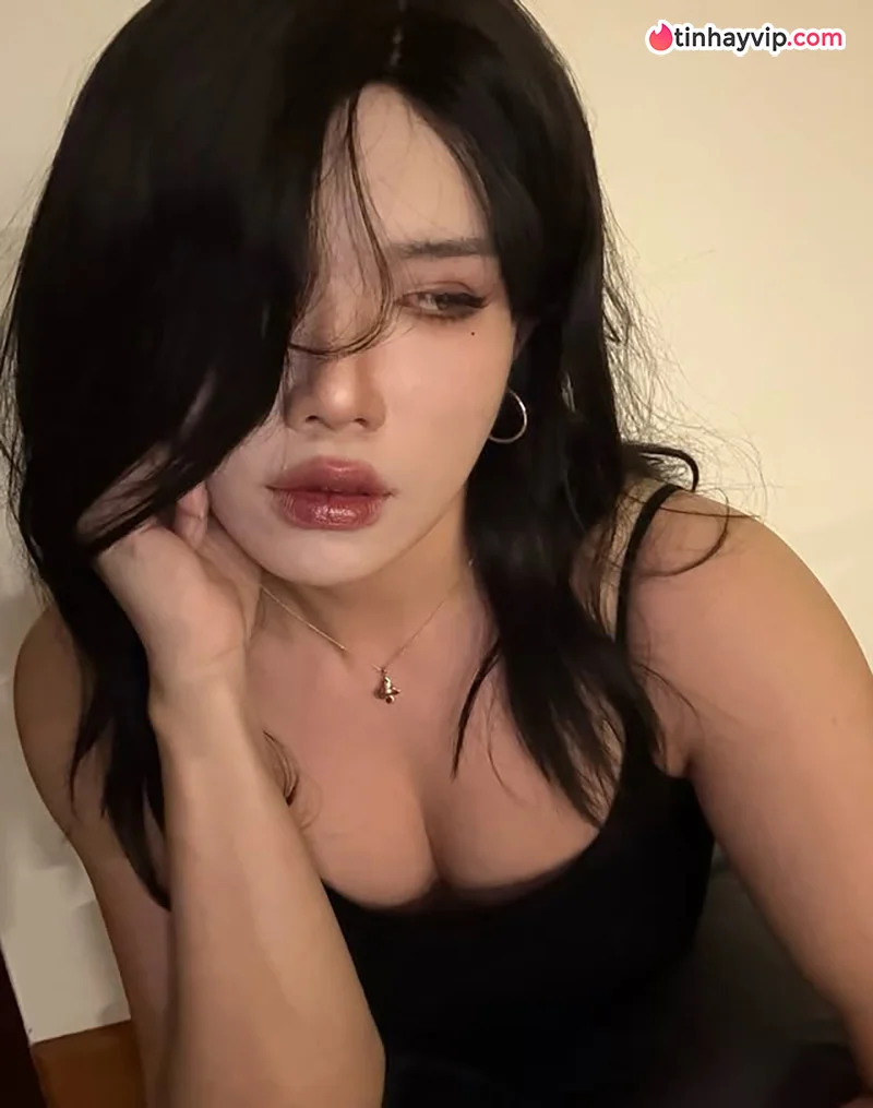 Gái xinh đùi múp Hàn Quốc mang vibe mommy trưởng thành