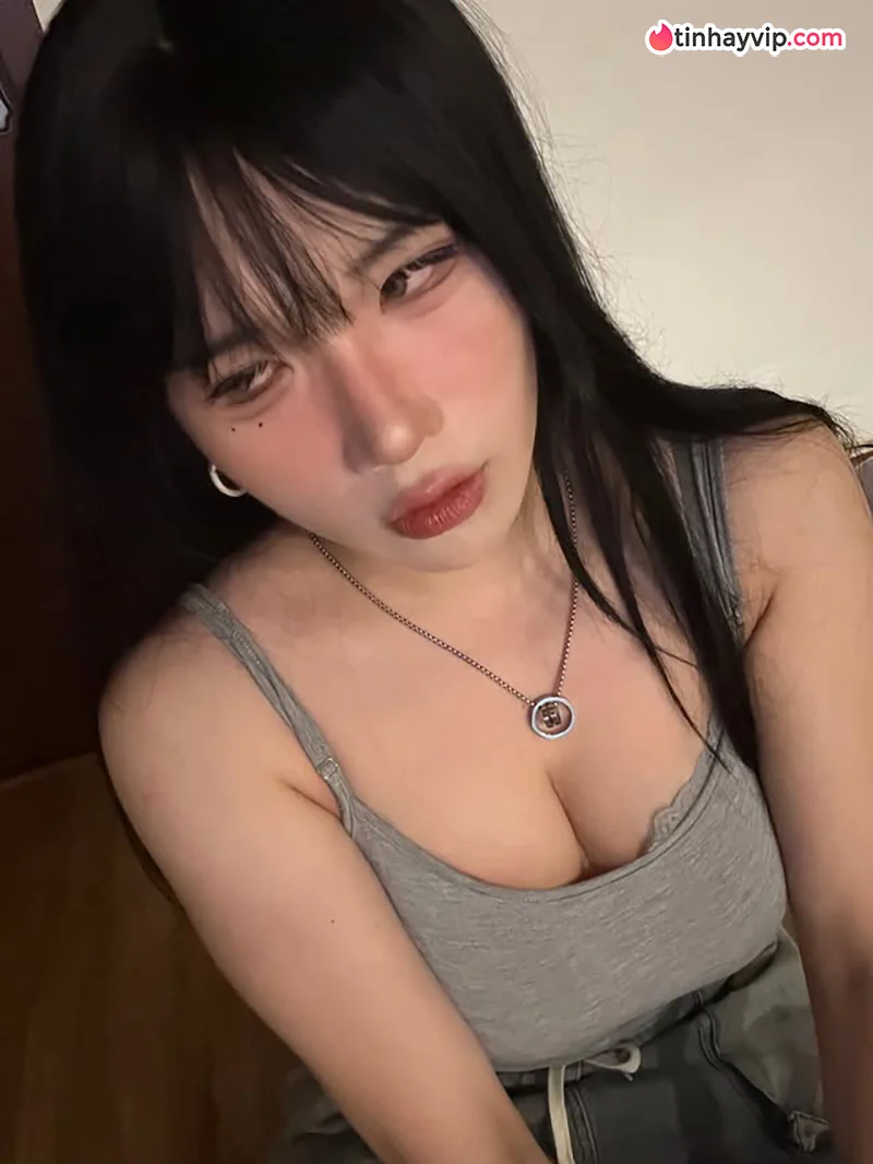 Gái xinh đùi múp Hàn Quốc mang vibe mommy trưởng thành
