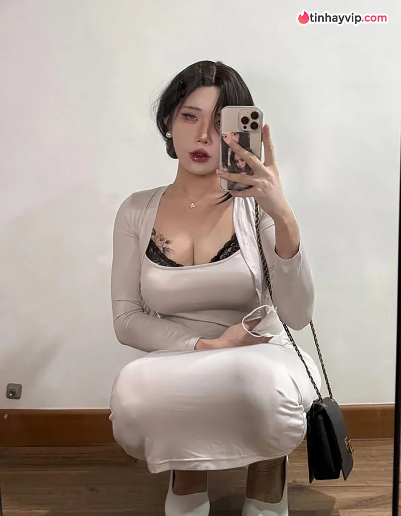 Hot girl Hàn Quốc sở hữu hình thể đẫy đà cực cuốn