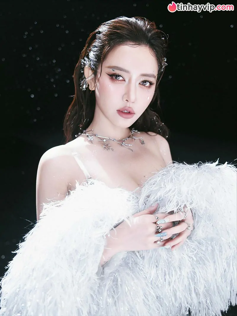 Diện mạo cuốn hút của ca sĩ Bích Phương tại đại tiệc âm nhạc khiến khán giả đứng ngồi không yên