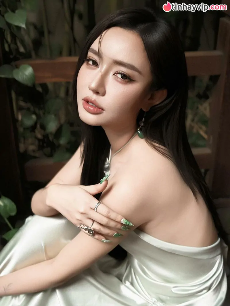 Diện mạo cuốn hút của ca sĩ Bích Phương tại đại tiệc âm nhạc khiến khán giả đứng ngồi không yên