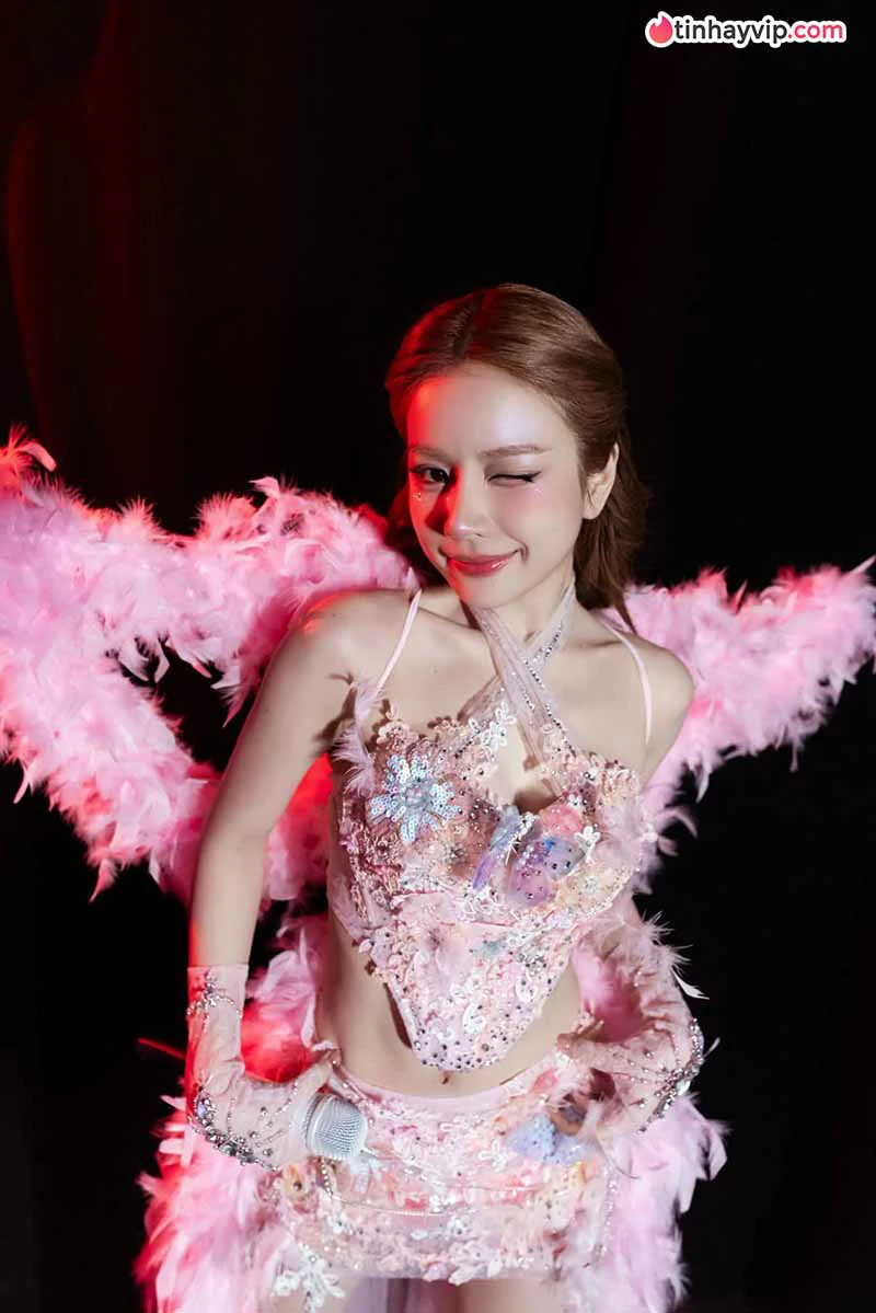 DJ Mie quyến rũ trong chuyến nghỉ dưỡng đầy nắng