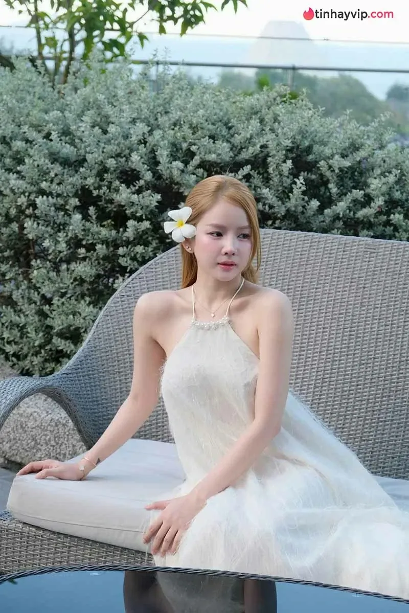 DJ Mie quyến rũ trong chuyến nghỉ dưỡng đầy nắng