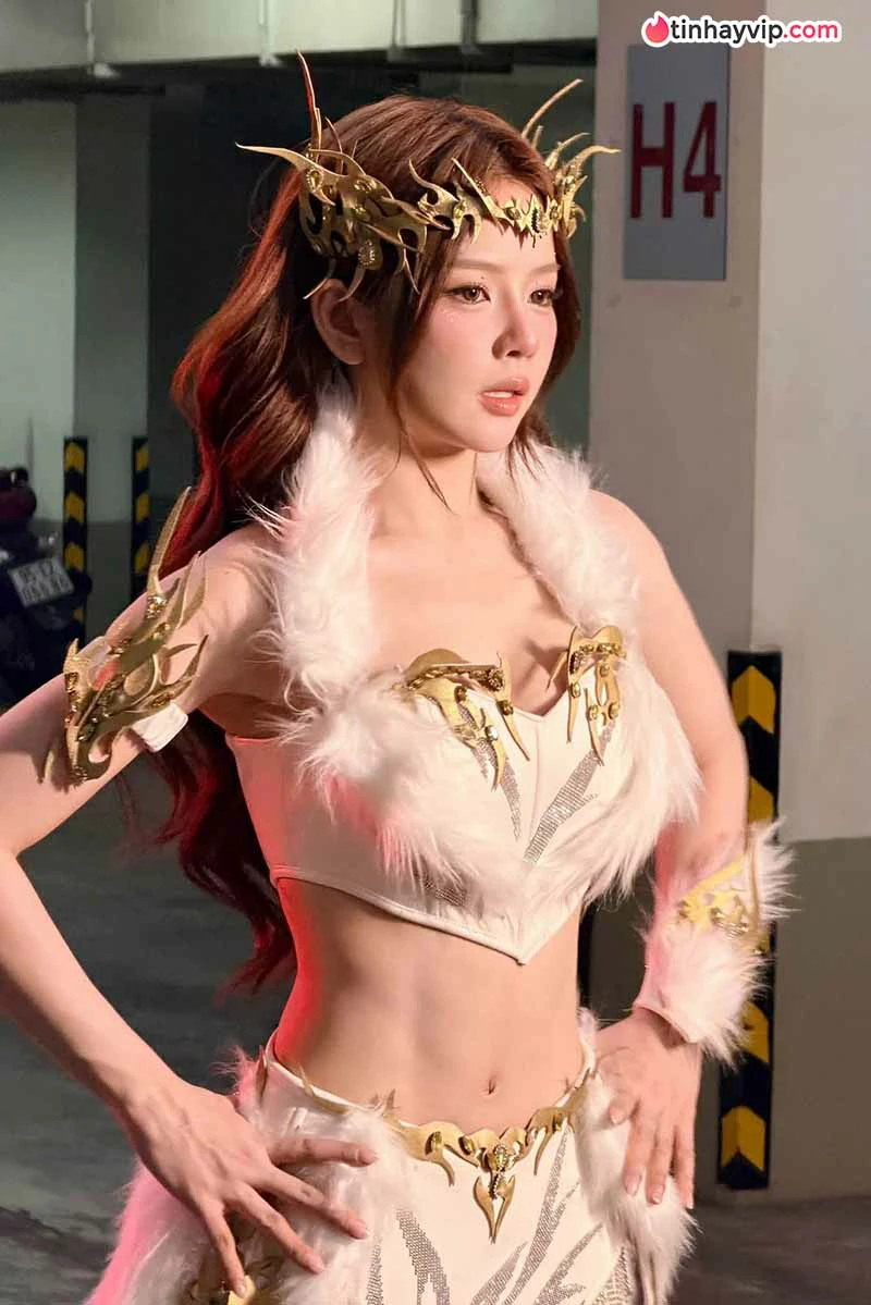 DJ Mie quyến rũ trong chuyến nghỉ dưỡng đầy nắng