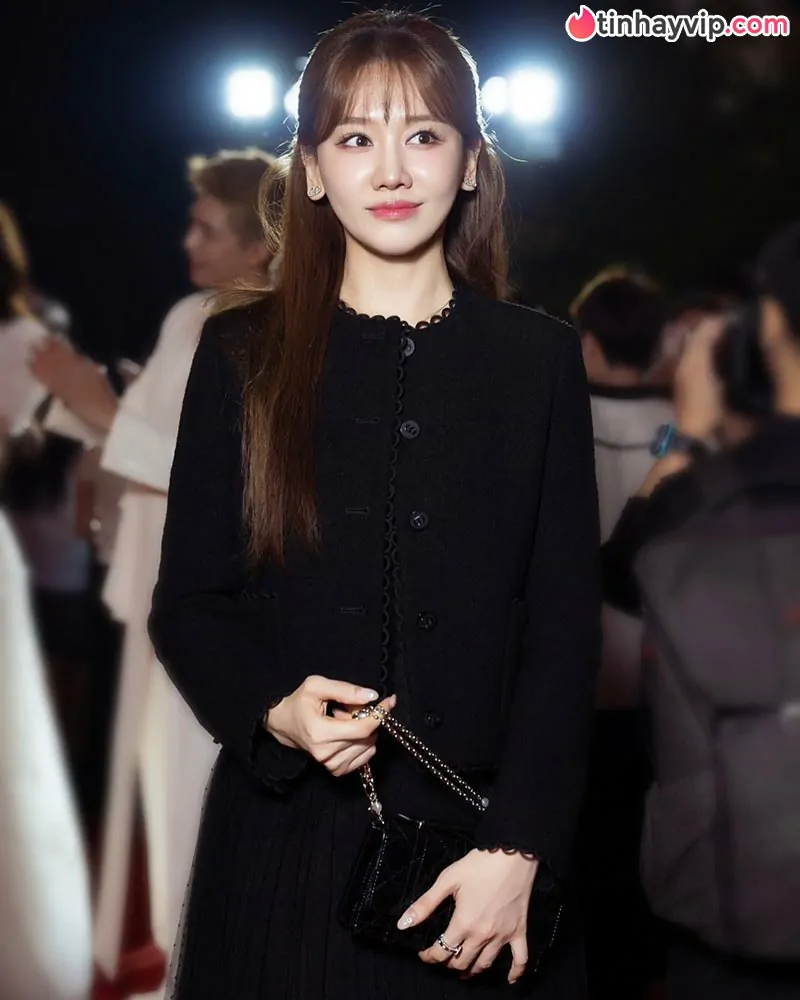 Hari Won tái xuất thảm đỏ với outfit trăm triệu, visual U40 khiến dân mạng ngỡ ngàng