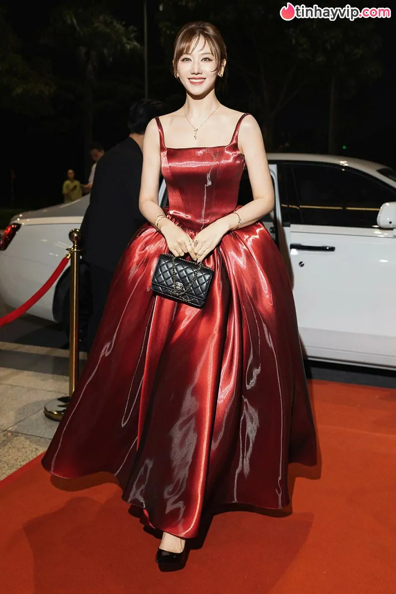 Hari Won tái xuất thảm đỏ với outfit trăm triệu, visual U40 khiến dân mạng ngỡ ngàng