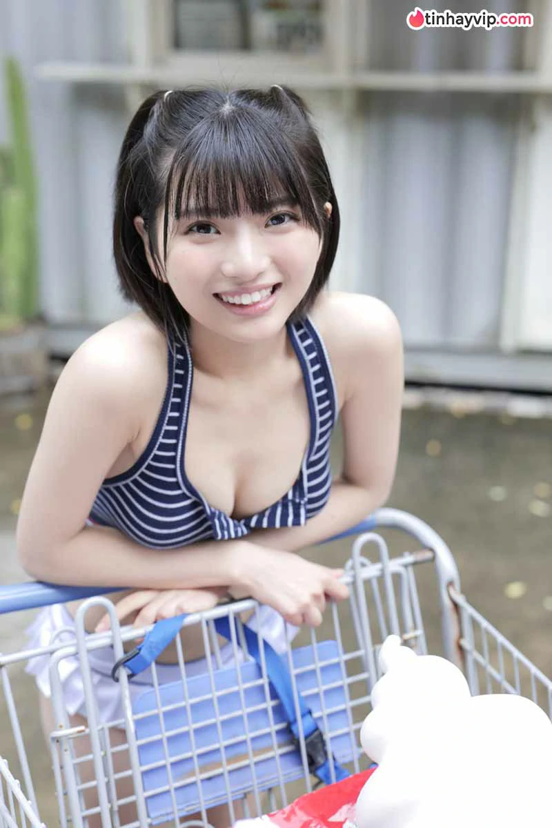 Himeno Hinano khoe vóc dáng quyến rũ với bikini trên thuyền