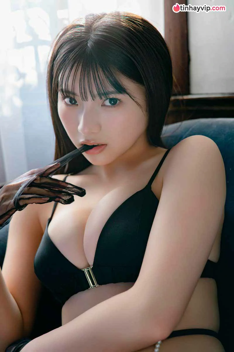Himeno Hinano khoe vóc dáng quyến rũ với bikini trên thuyền