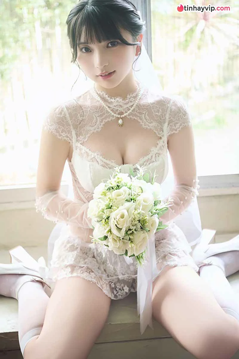 Himeno Hinano khoe vóc dáng quyến rũ với bikini trên thuyền