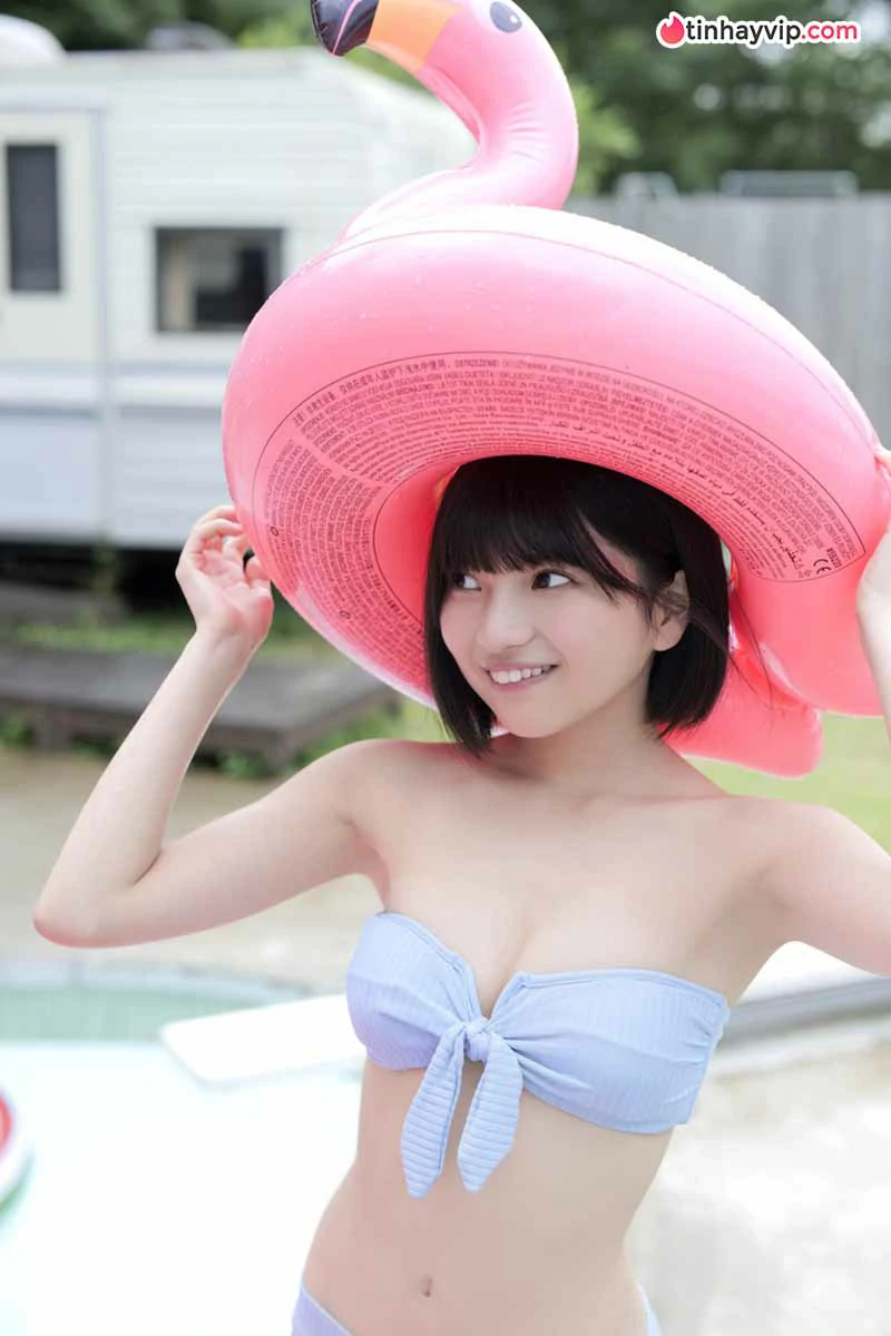 Himeno Hinano khoe vóc dáng quyến rũ với bikini trên thuyền