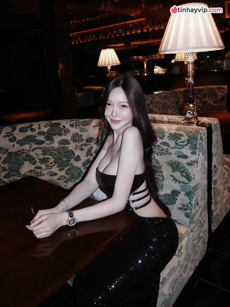 Người đẹp xứ Chùa Vàng gây thương nhớ với ngoại hình xinh đẹp