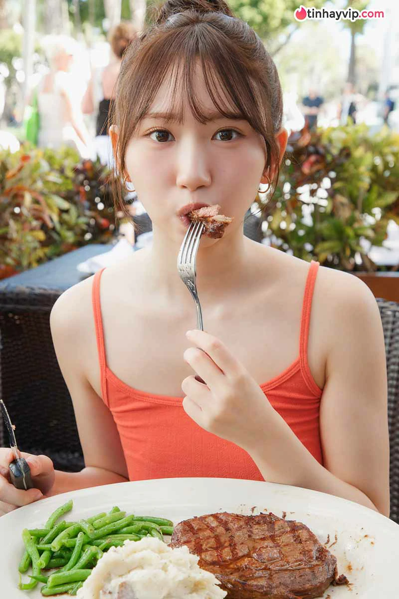 Kaho Fujishima khoe nhan sắc rạng rỡ trên bãi biển Miami