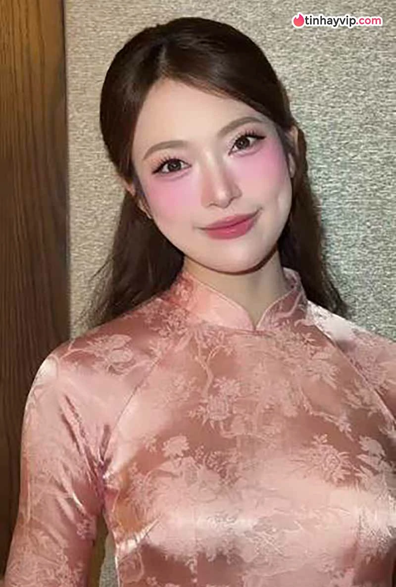 Khánh Vy khoe vẻ trẻ trung trong loạt ảnh bên bờ hồ