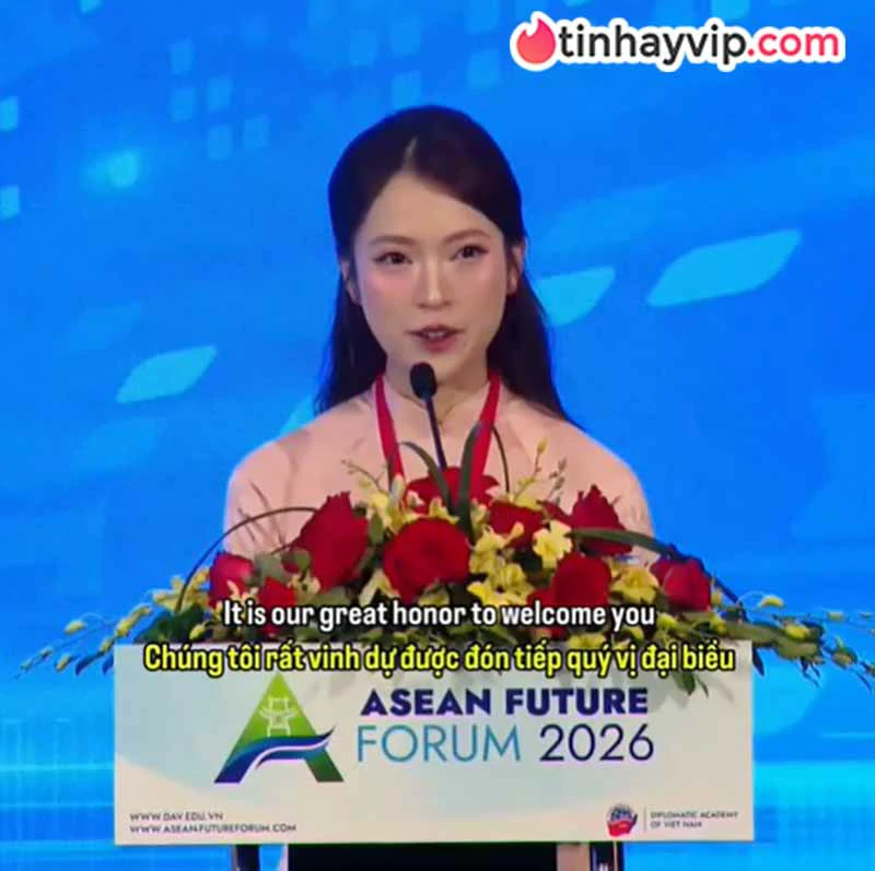Khánh Vy khoe vẻ trẻ trung trong loạt ảnh bên bờ hồ