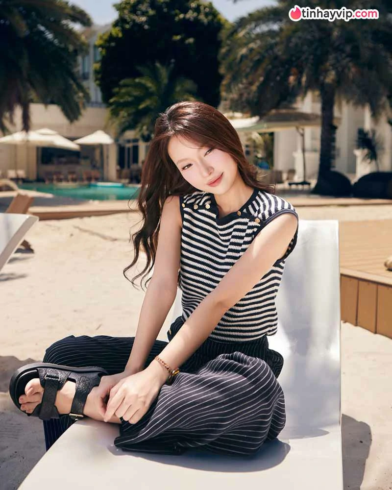 Khánh Vy khoe vẻ trẻ trung trong loạt ảnh bên bờ hồ