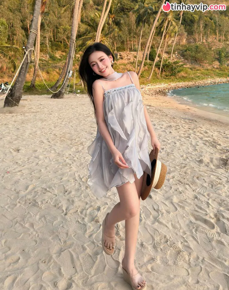 Lương Thị Hồng Linh khoe dáng ngọt ngào bên giàn hoa giấy khiến CĐM ngất ngây