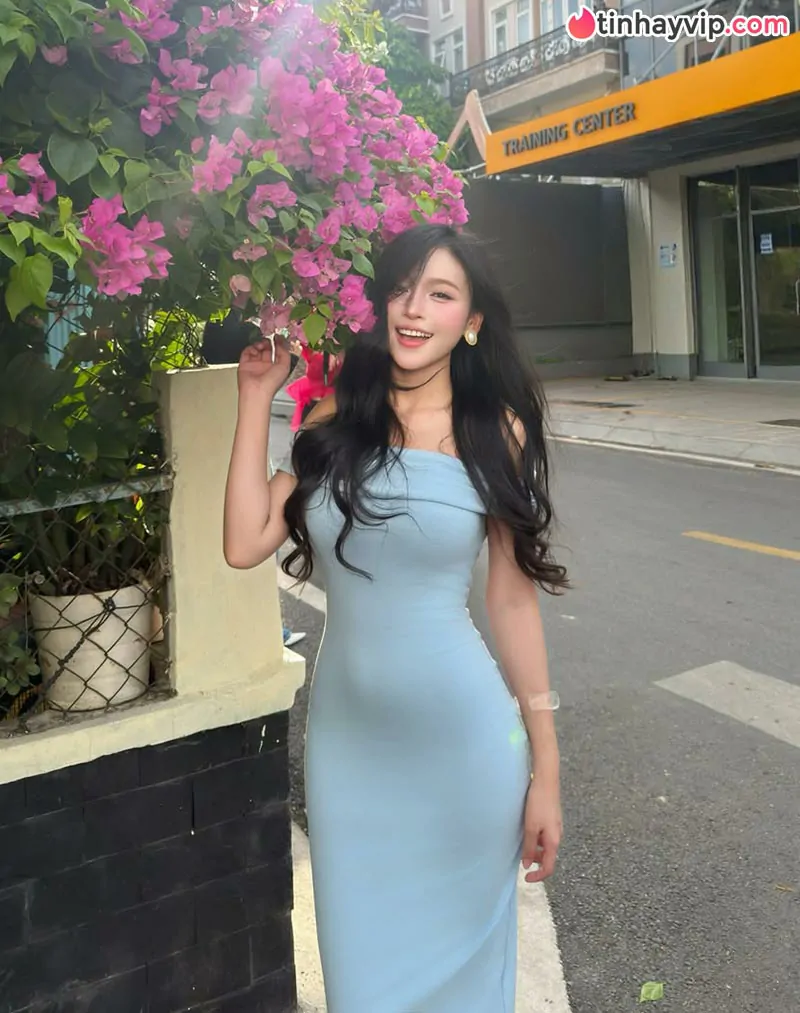 Lương Thị Hồng Linh khoe dáng ngọt ngào bên giàn hoa giấy khiến CĐM ngất ngây