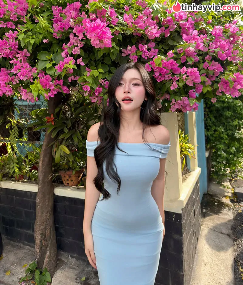 Lương Thị Hồng Linh khoe dáng ngọt ngào bên giàn hoa giấy khiến CĐM ngất ngây
