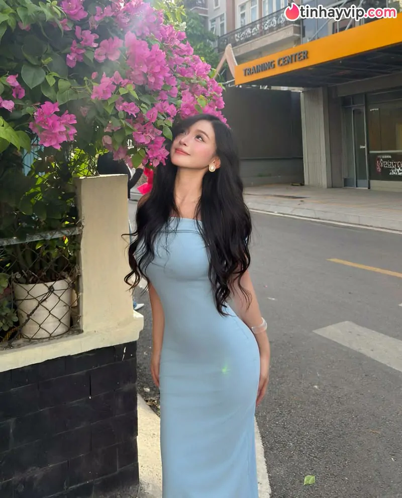 Lương Thị Hồng Linh khoe dáng ngọt ngào bên giàn hoa giấy khiến CĐM ngất ngây