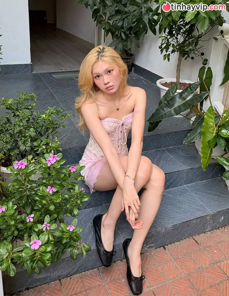 Hot TikToker Ly Phạm xả kho bộ ảnh dạo phố rạng rỡ, khoe sắc vóc gái một con trông mòn mắt