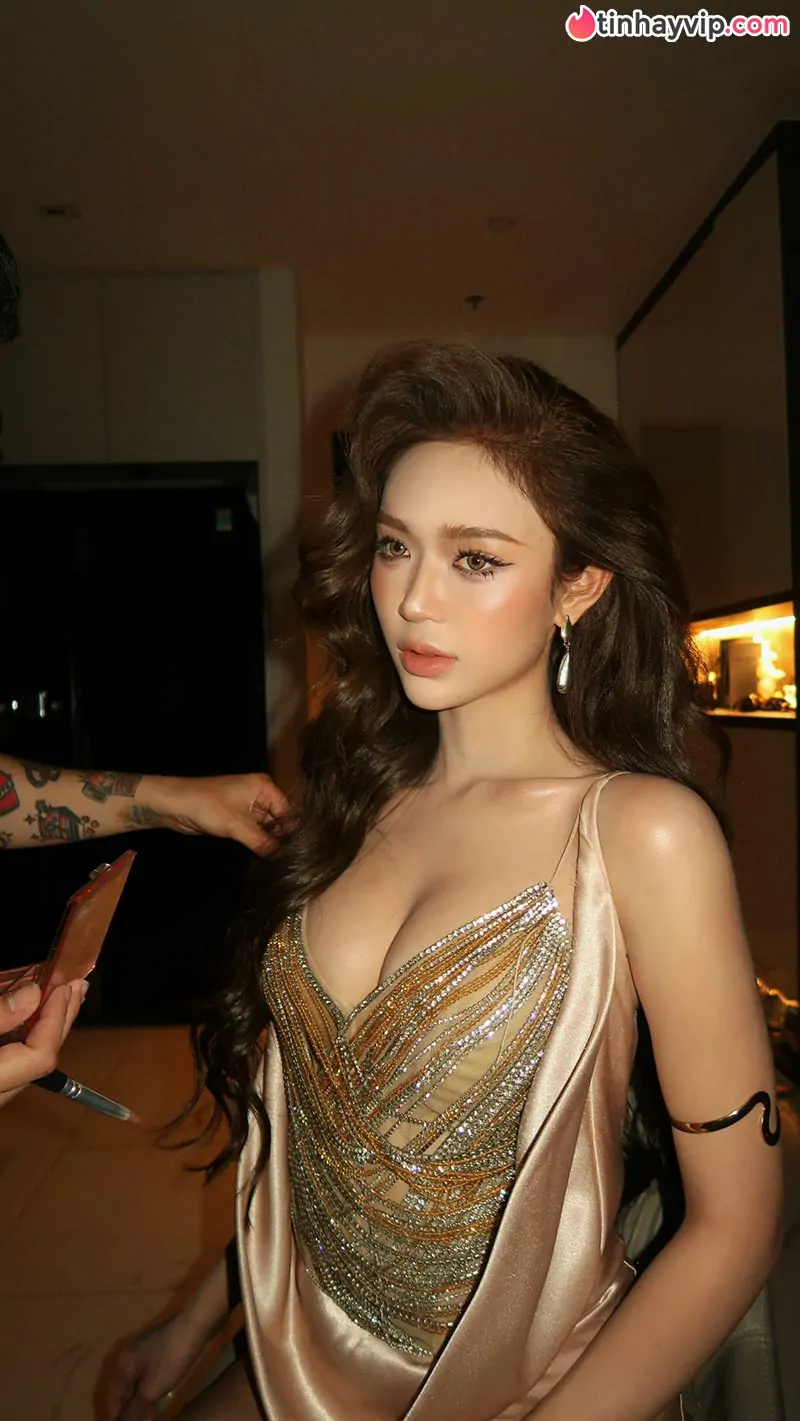 Mai Hà Hoàng Yến đốt mắt cả triệu fan trong thiết kế voan hồng khoe trọn eo thon quyến rũ