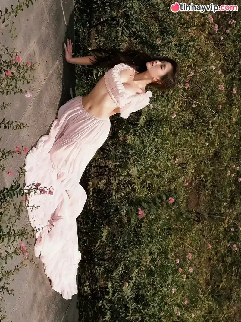 Mai Hà Hoàng Yến đốt mắt cả triệu fan trong thiết kế voan hồng khoe trọn eo thon quyến rũ