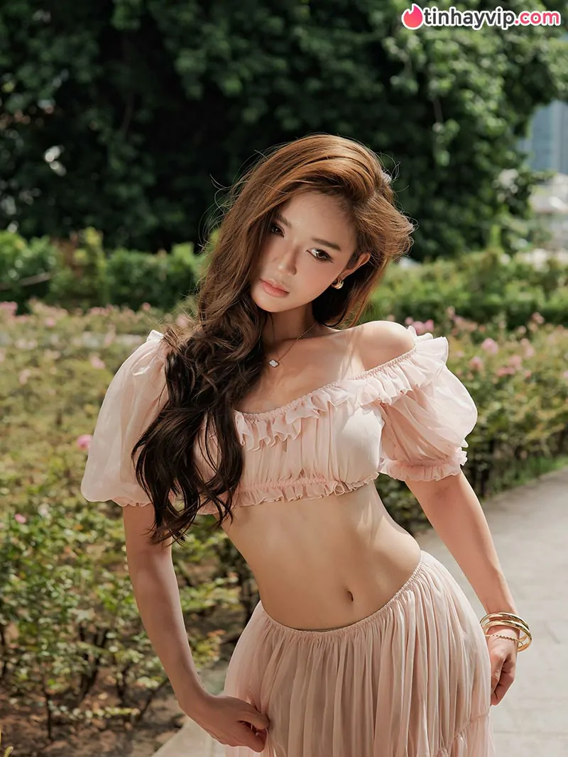 Mai Hà Hoàng Yến đốt mắt cả triệu fan trong thiết kế voan hồng khoe trọn eo thon quyến rũ