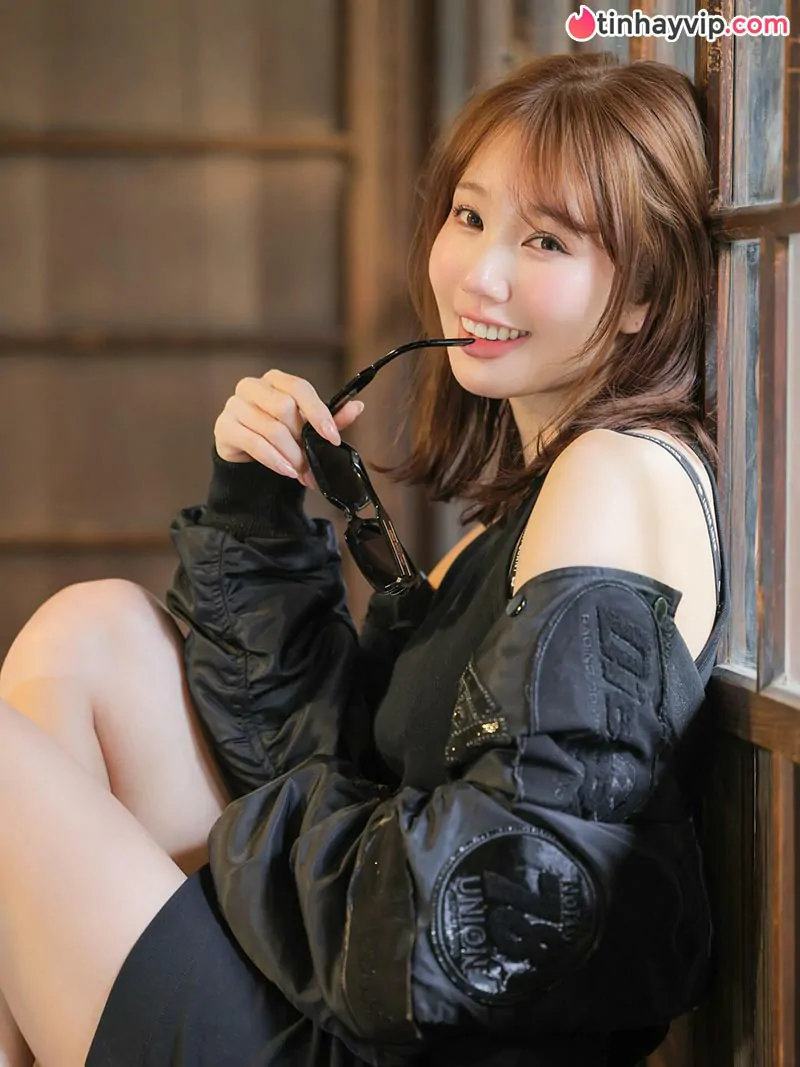 Chân dài Mirei Shirakawa thả nhẹ thư tay gia nhập MOODYZ lập tức cán mốc 10.000 follower