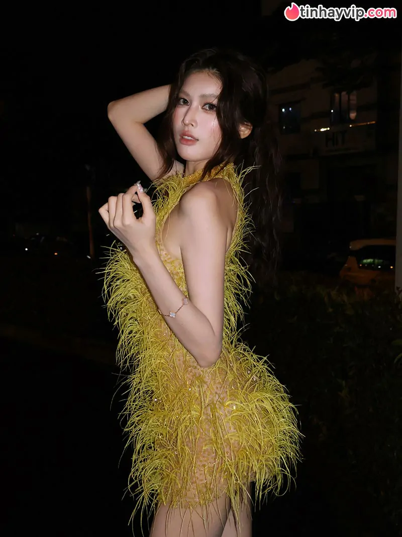 Nguyễn Lê Ngọc Thảo diện bikini đốt mắt bên bờ biển, cặp chân dài 1m11 chiếm trọn spotlight