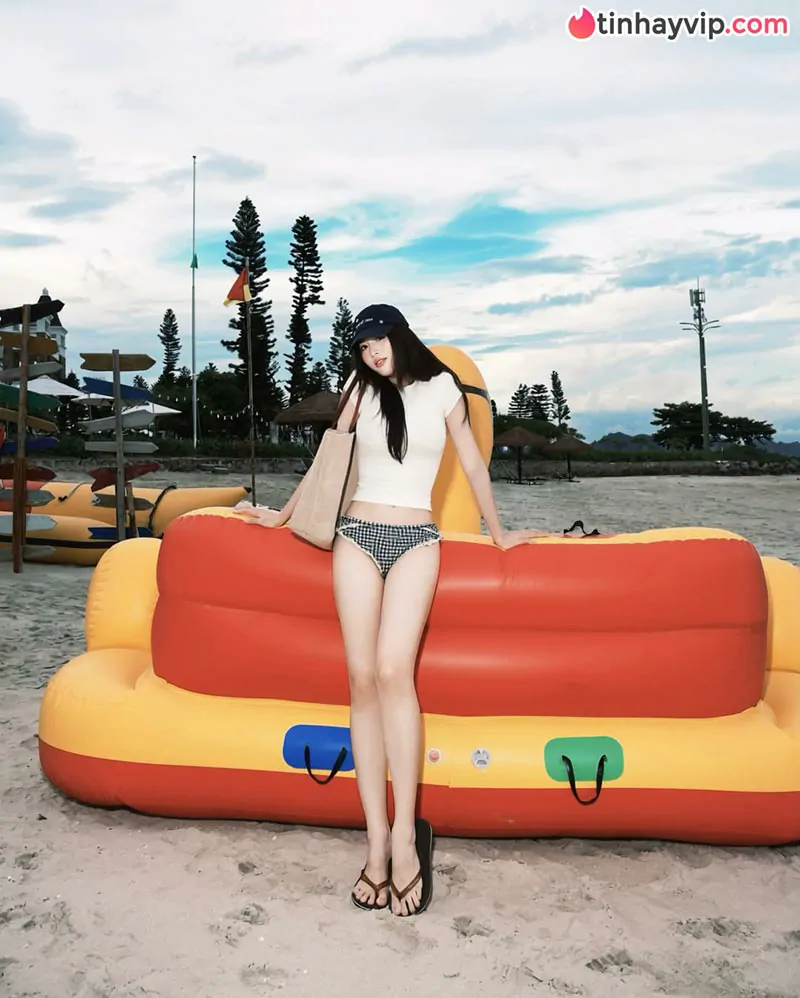 Nguyễn Lê Ngọc Thảo diện bikini đốt mắt bên bờ biển, cặp chân dài 1m11 chiếm trọn spotlight