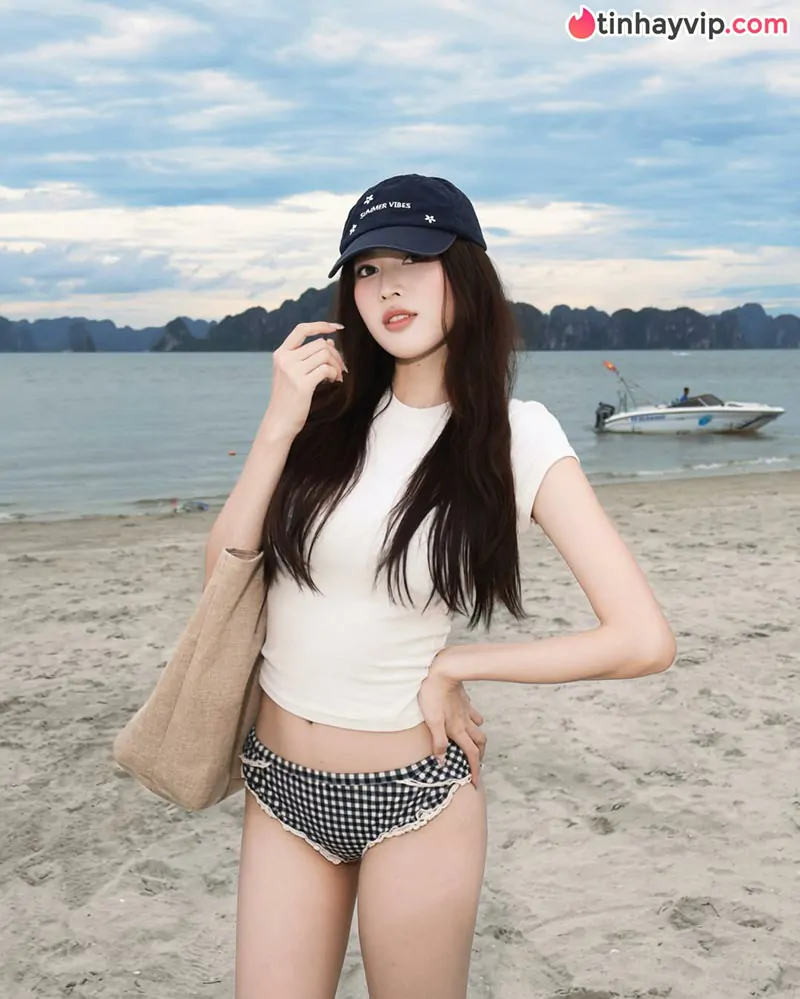Nguyễn Lê Ngọc Thảo diện bikini đốt mắt bên bờ biển, cặp chân dài 1m11 chiếm trọn spotlight