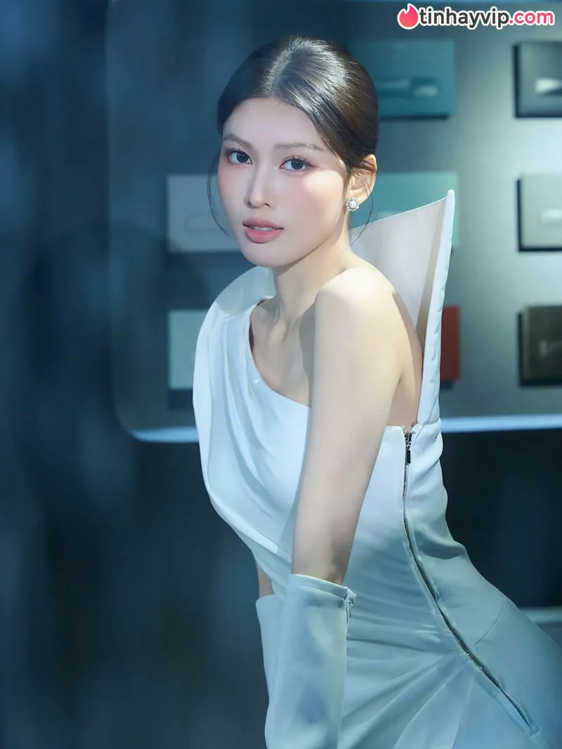 Nguyễn Lê Ngọc Thảo diện bikini đốt mắt bên bờ biển, cặp chân dài 1m11 chiếm trọn spotlight