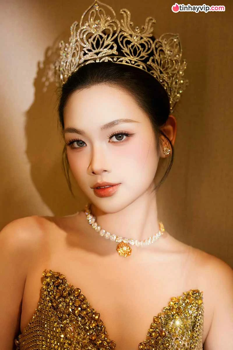 Nguyễn Phương Linh khoe thần thái cuốn hút trên biển