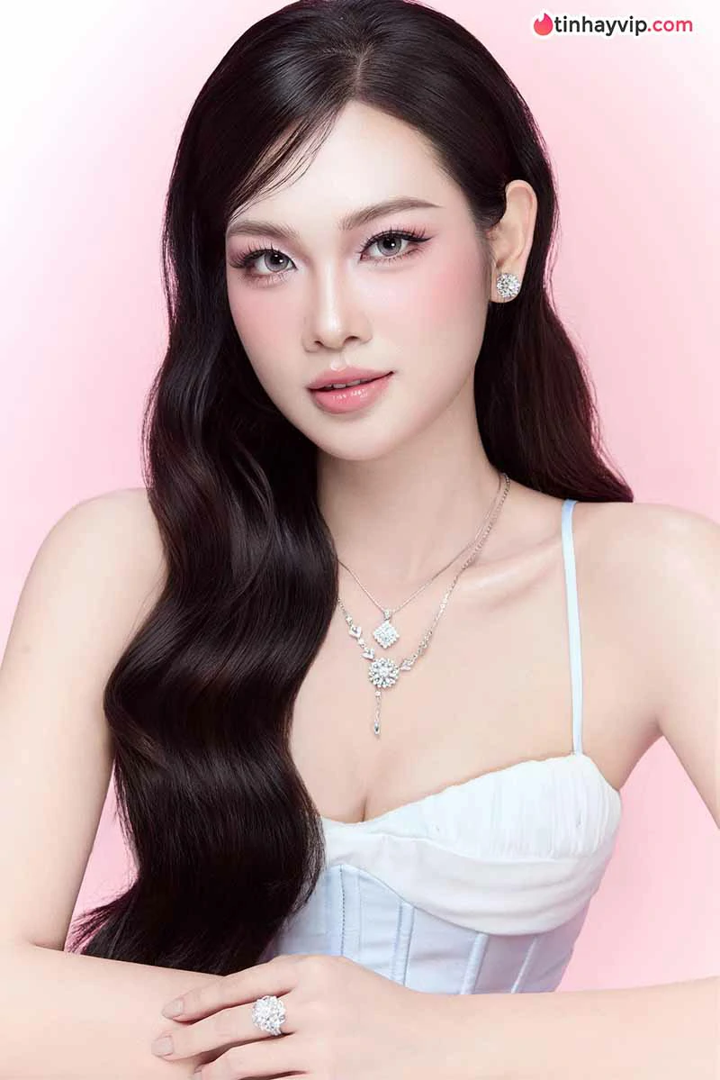 Nguyễn Phương Linh khoe thần thái cuốn hút trên biển