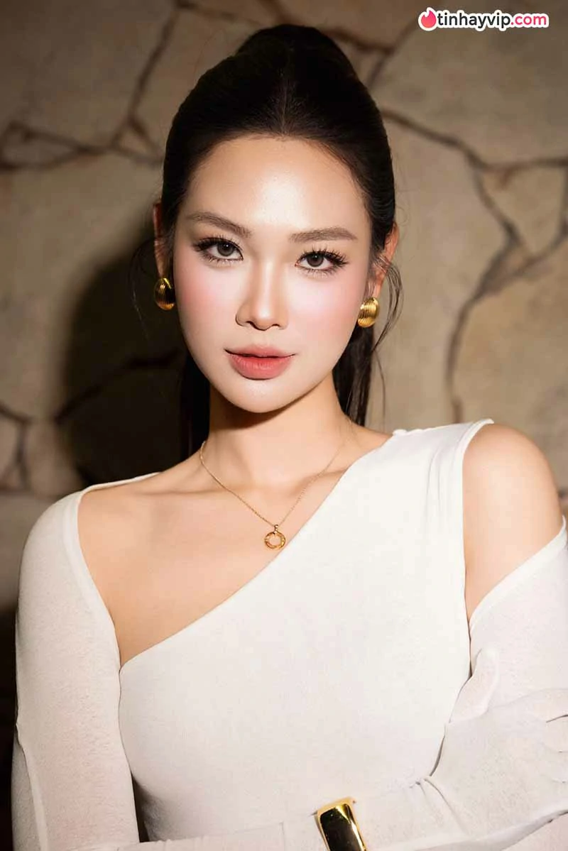 Nguyễn Phương Linh khoe thần thái cuốn hút trên biển